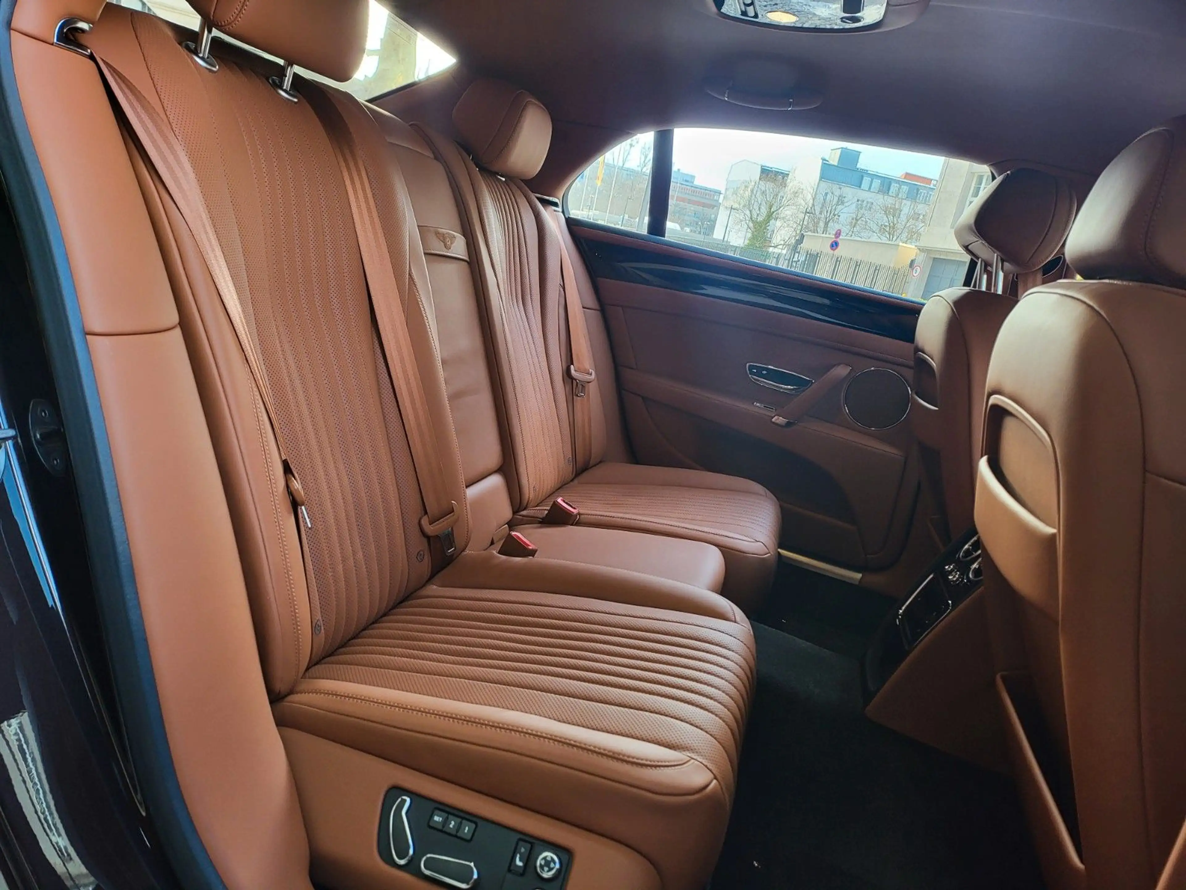Bentley Flying Spur V8S=528PS+NEW+VOLL+MASSAGE+RARE — photo 14