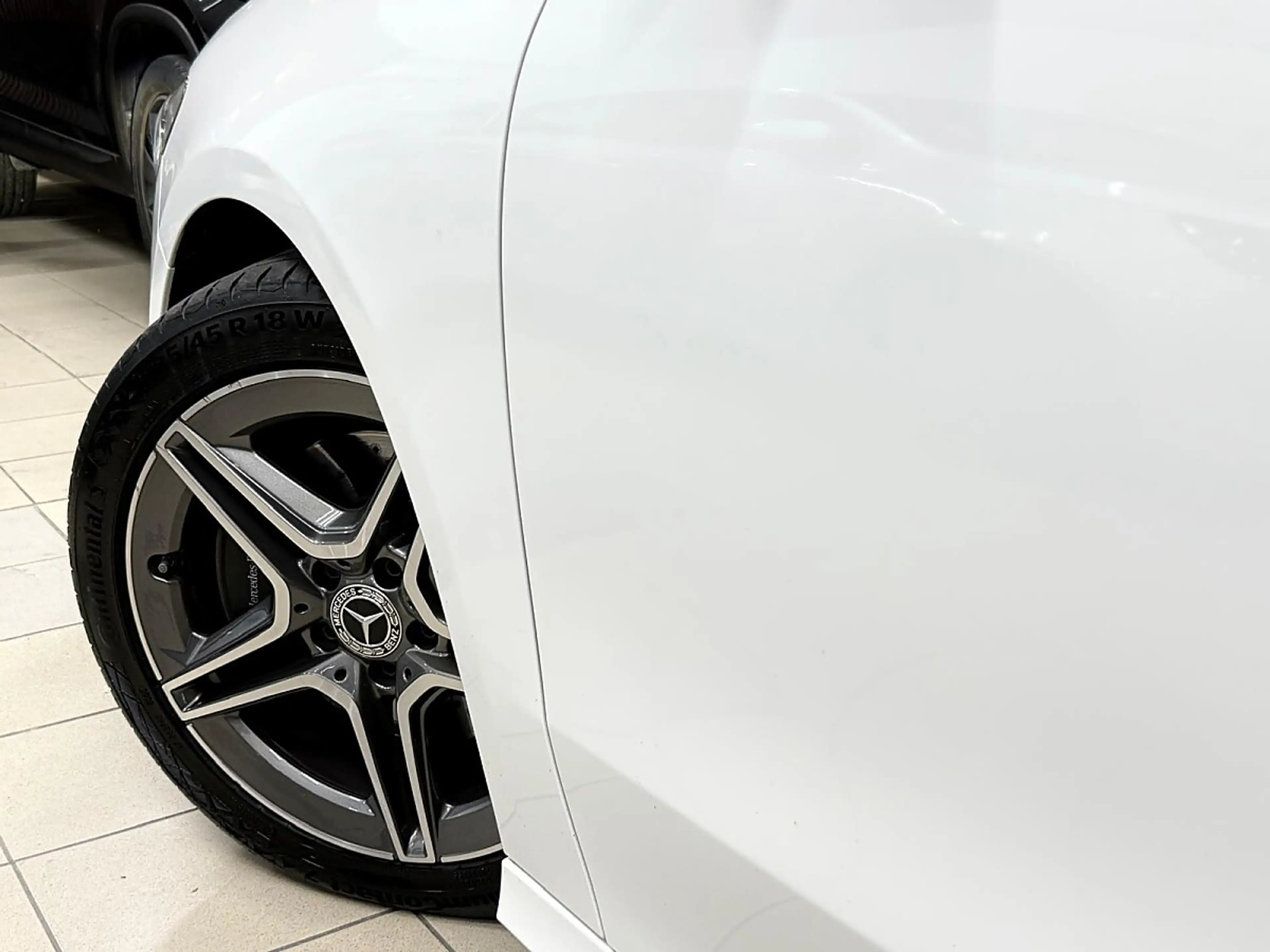 Mercedes-Benz B 220 AMG Line 4Matic — photo 11