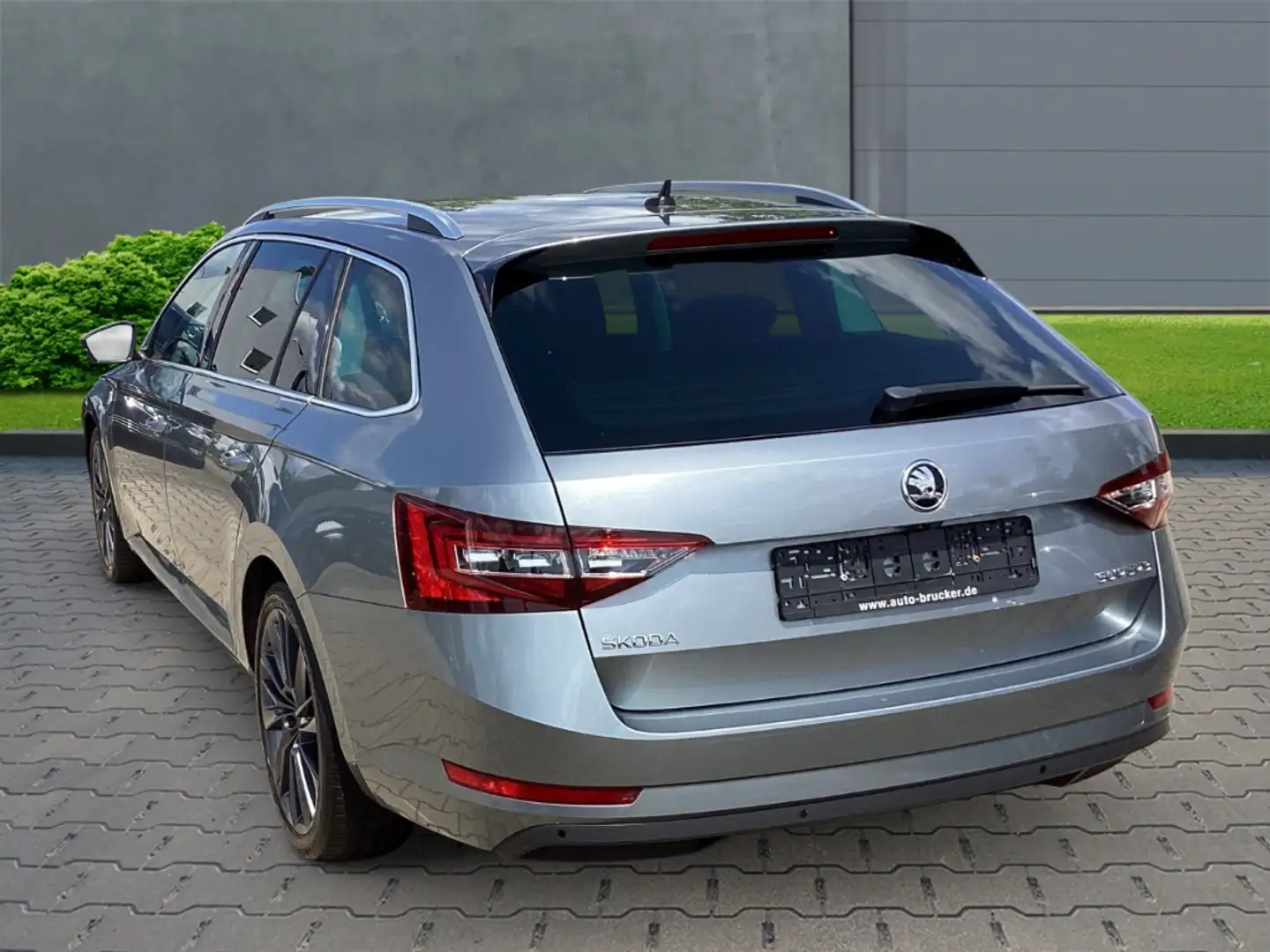 Skoda Superb Combi Style 2.0 TDI+Bi-xenon+Navigationsystem+DAB Grijs - 2