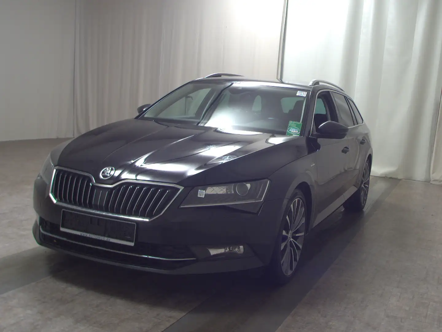 Skoda Superb Kombi 2.0 TDI L&K Leder Navi AHK RfK ACC BiXenon Schwarz - 2