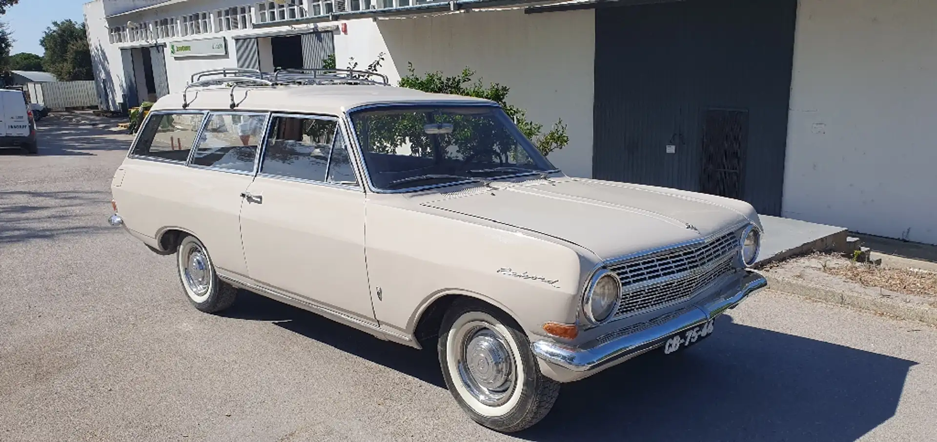 Opel Rekord Caravan Beige - 1