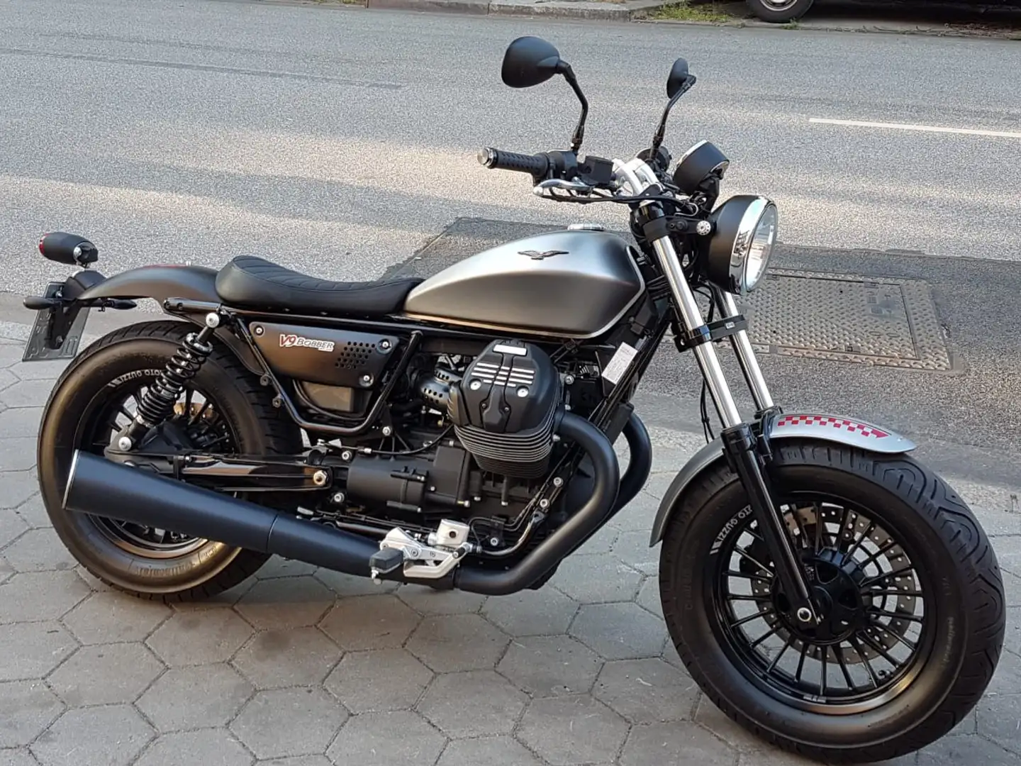 Moto Guzzi V 9 Bobber Negro - 1