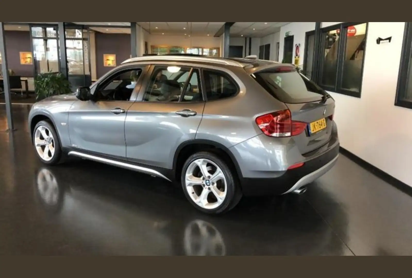 BMW sDrive18i Сірий - 1