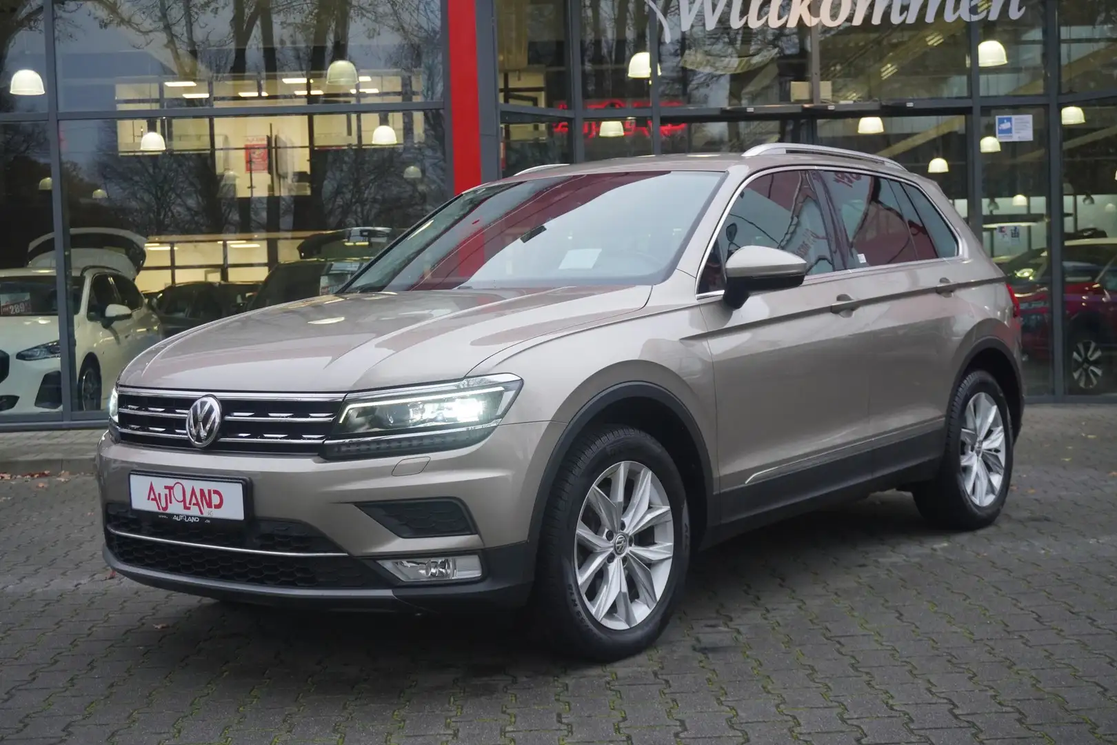 Volkswagen Tiguan 2.0 Highline 4Motion AHK Standheizung LED Bej - 2