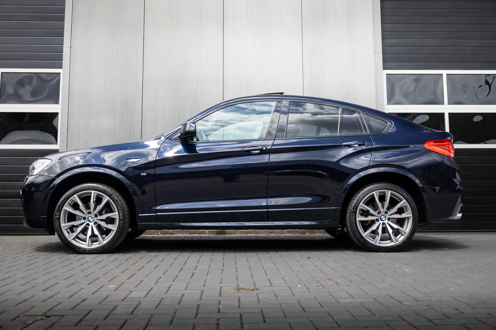 BMW X4 xDrive28i 245 pk High Executive M-Sportpakket / Pa Zwart - 2