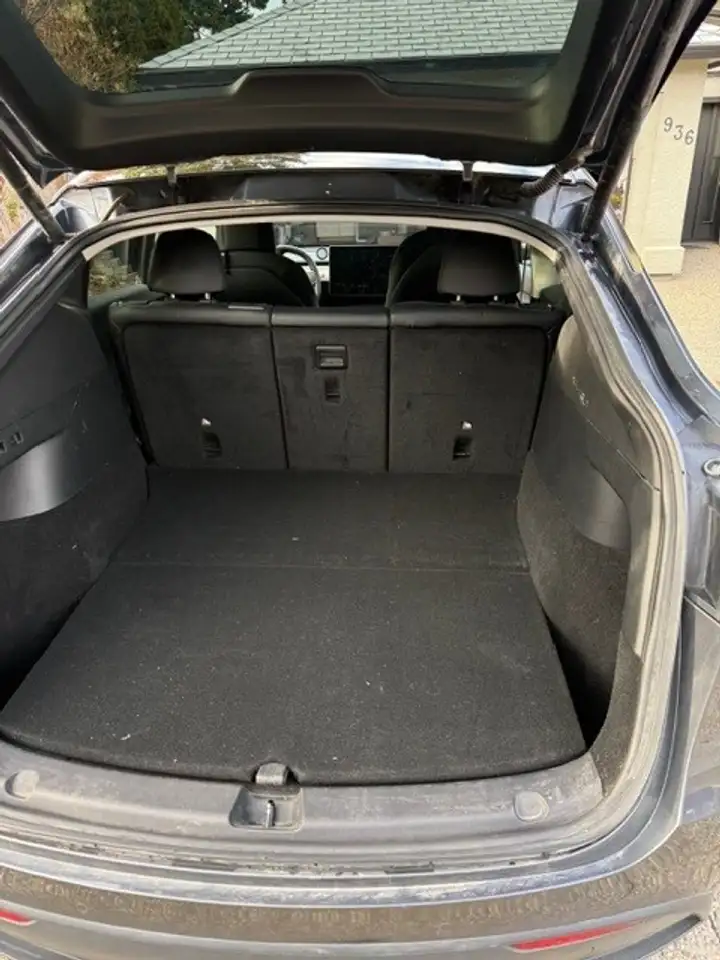 Tesla Model Y снимка Tesla Model Y