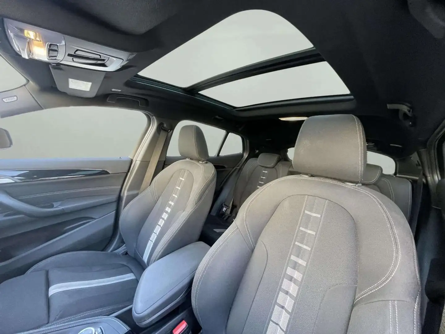 BMW X2 sDrive 18iA Schwarz - 2