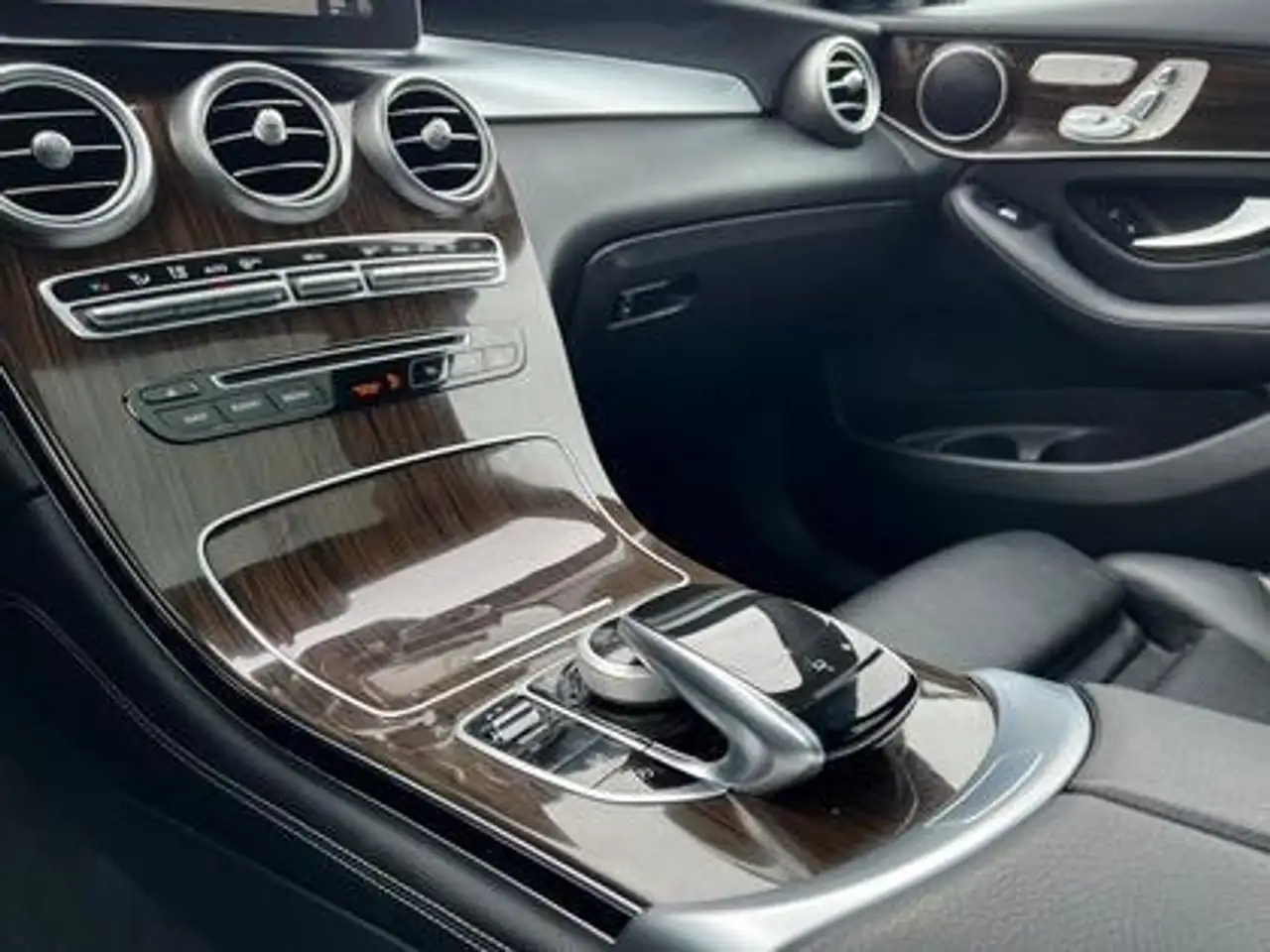 Mercedes-Benz GLC снимка Mercedes-Benz GLC