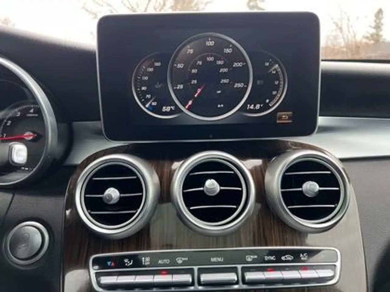 Mercedes-Benz GLC снимка Mercedes-Benz GLC