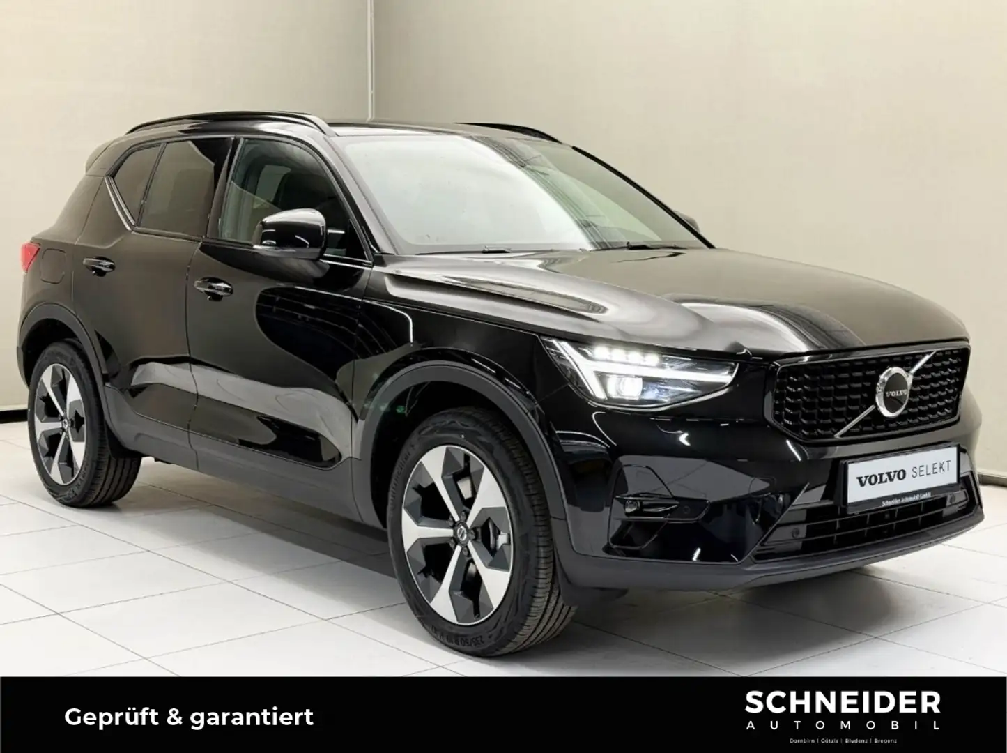 Volvo XC40 Plus, B3 Mild Hybrid, Benzin, Dark Schwarz - 1