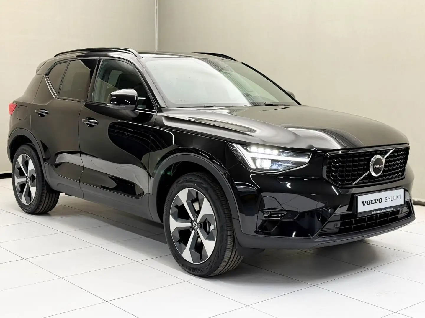 Volvo XC40 Plus, B3 Mild Hybrid, Benzin, Dark Schwarz - 2