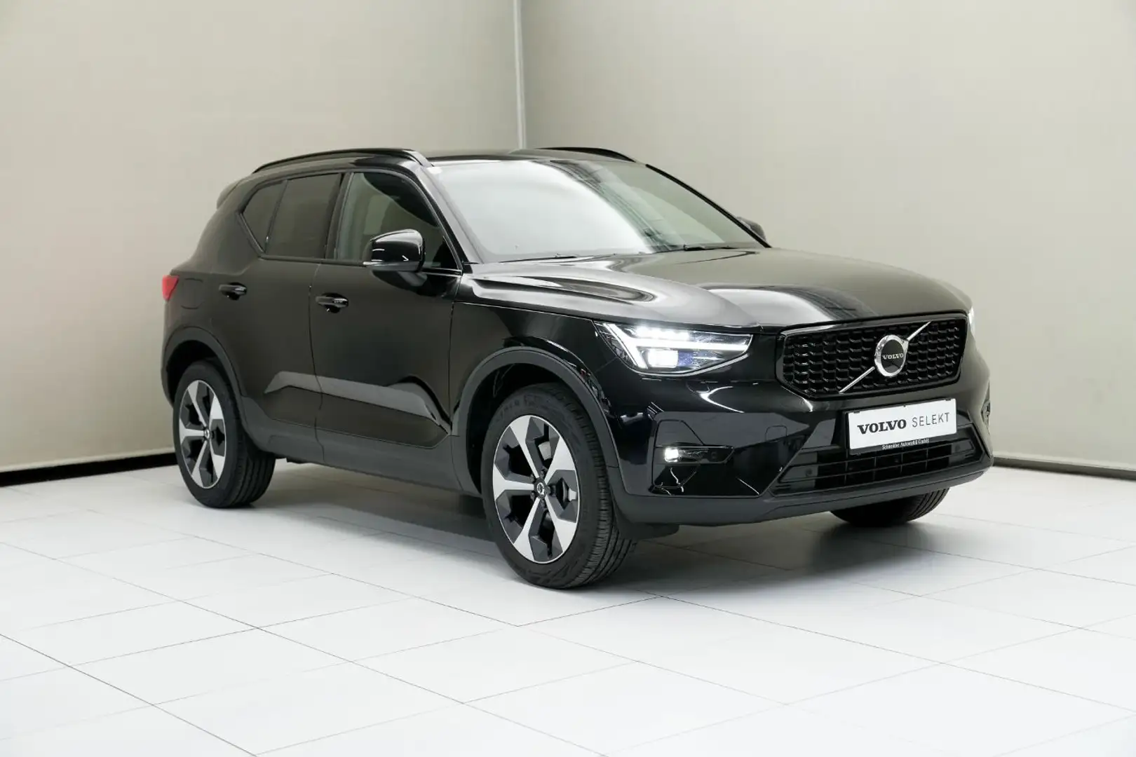 Volvo XC40 Plus, B3 Mild Hybrid, Benzin, Dark PDC SpurH Schwarz - 2