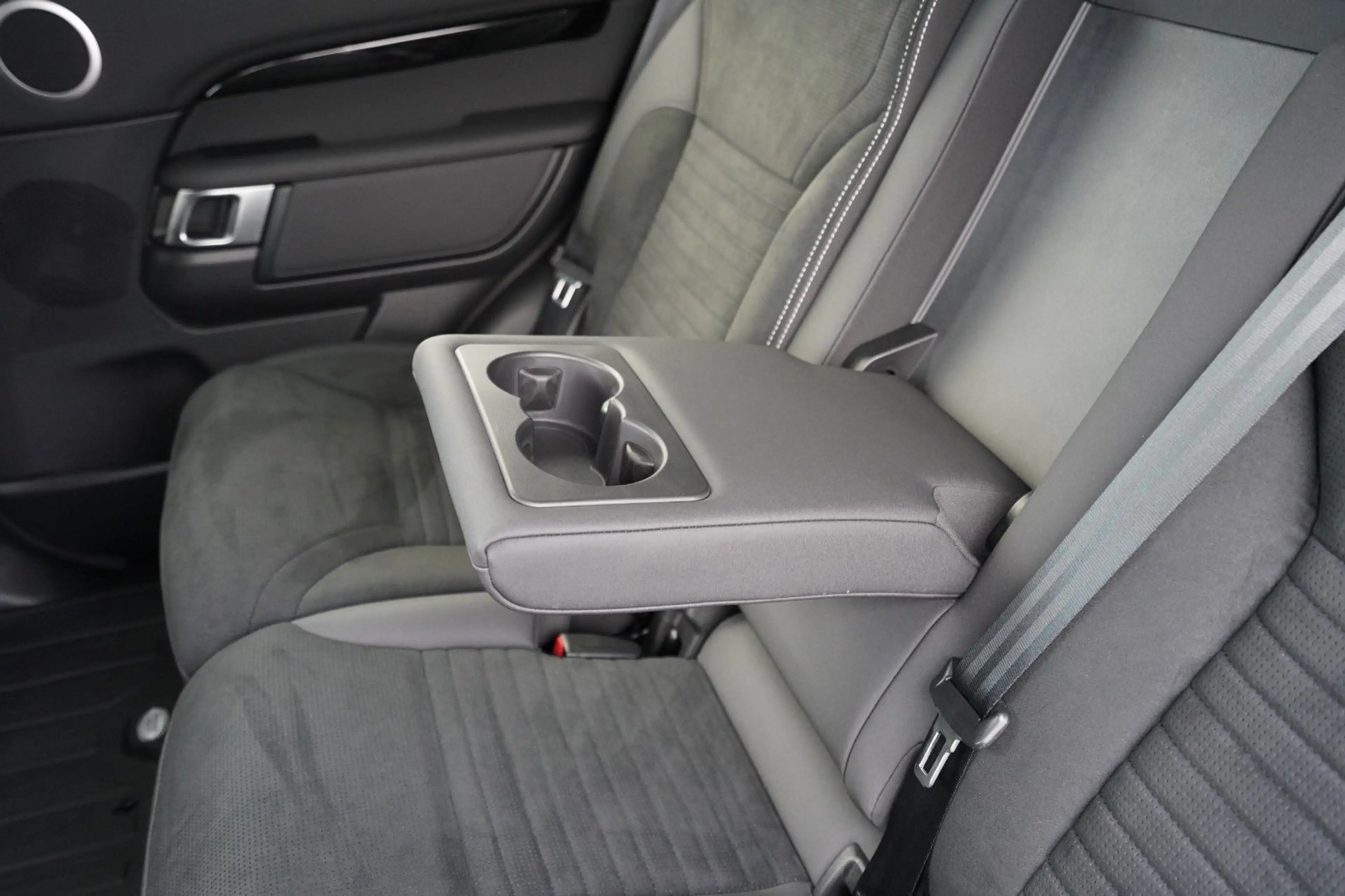 Land Rover Discovery 5 D250 AWD*1.Hand*360*AHK*ACC*Sthz*Luft — photo 14