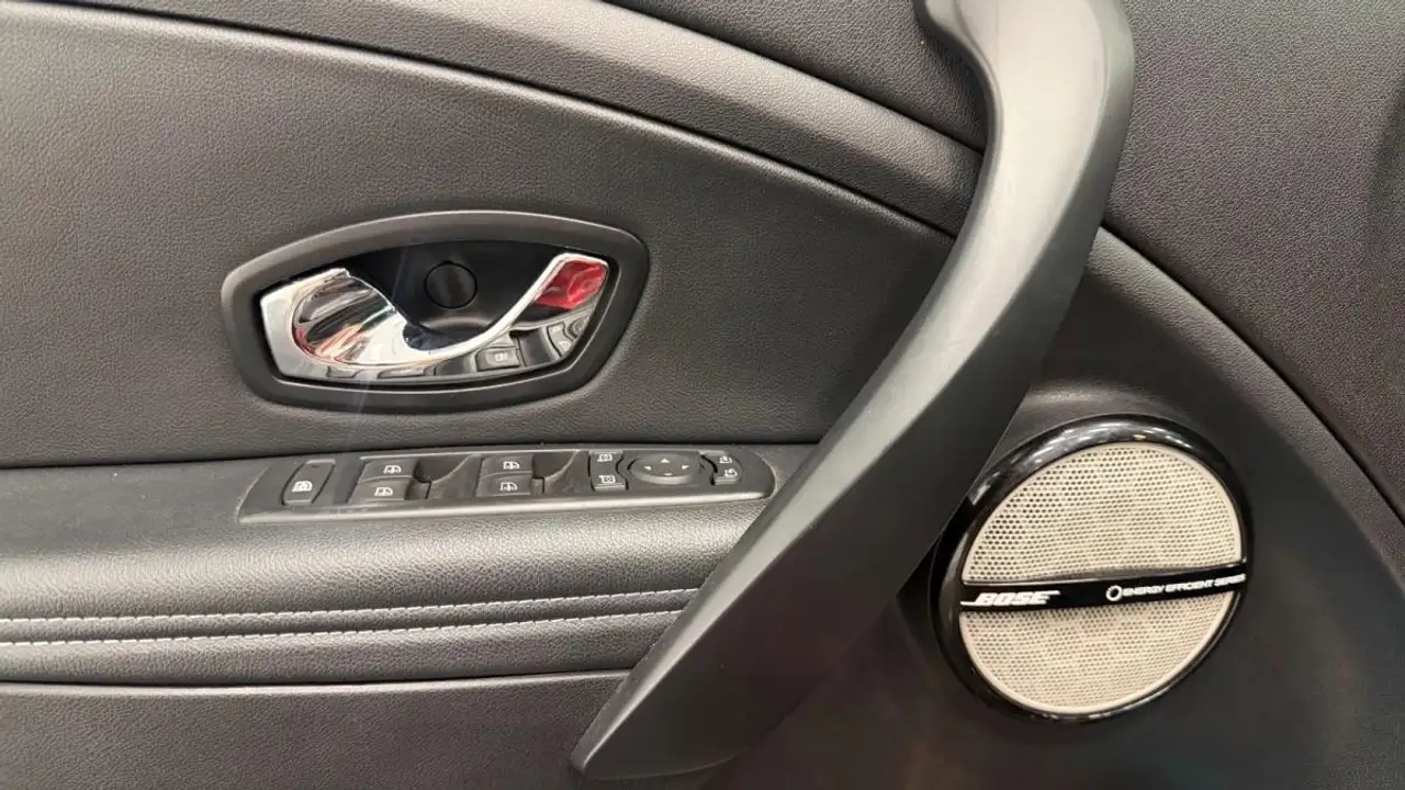 Renault Megane Citadine 5 portes — photo 15