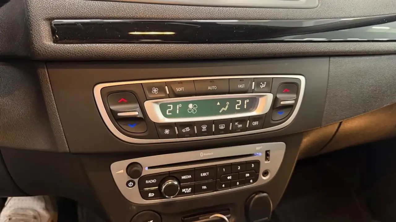 Renault Megane Citadine 5 portes — photo 20
