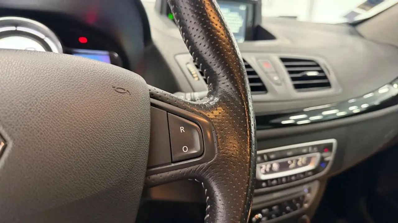 Renault Megane Citadine 5 portes — photo 17