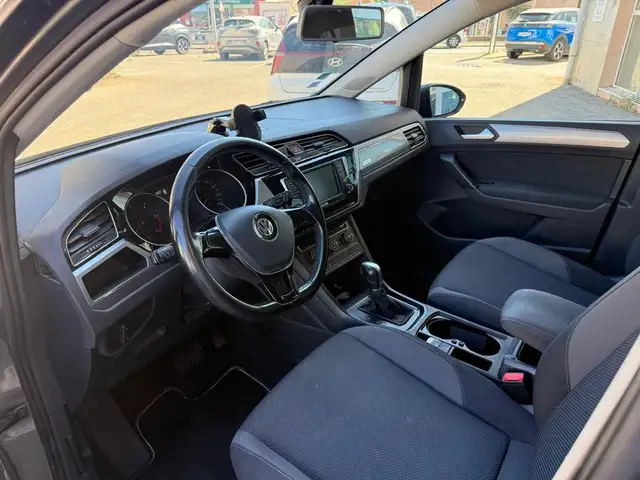 Volkswagen Touran view 8