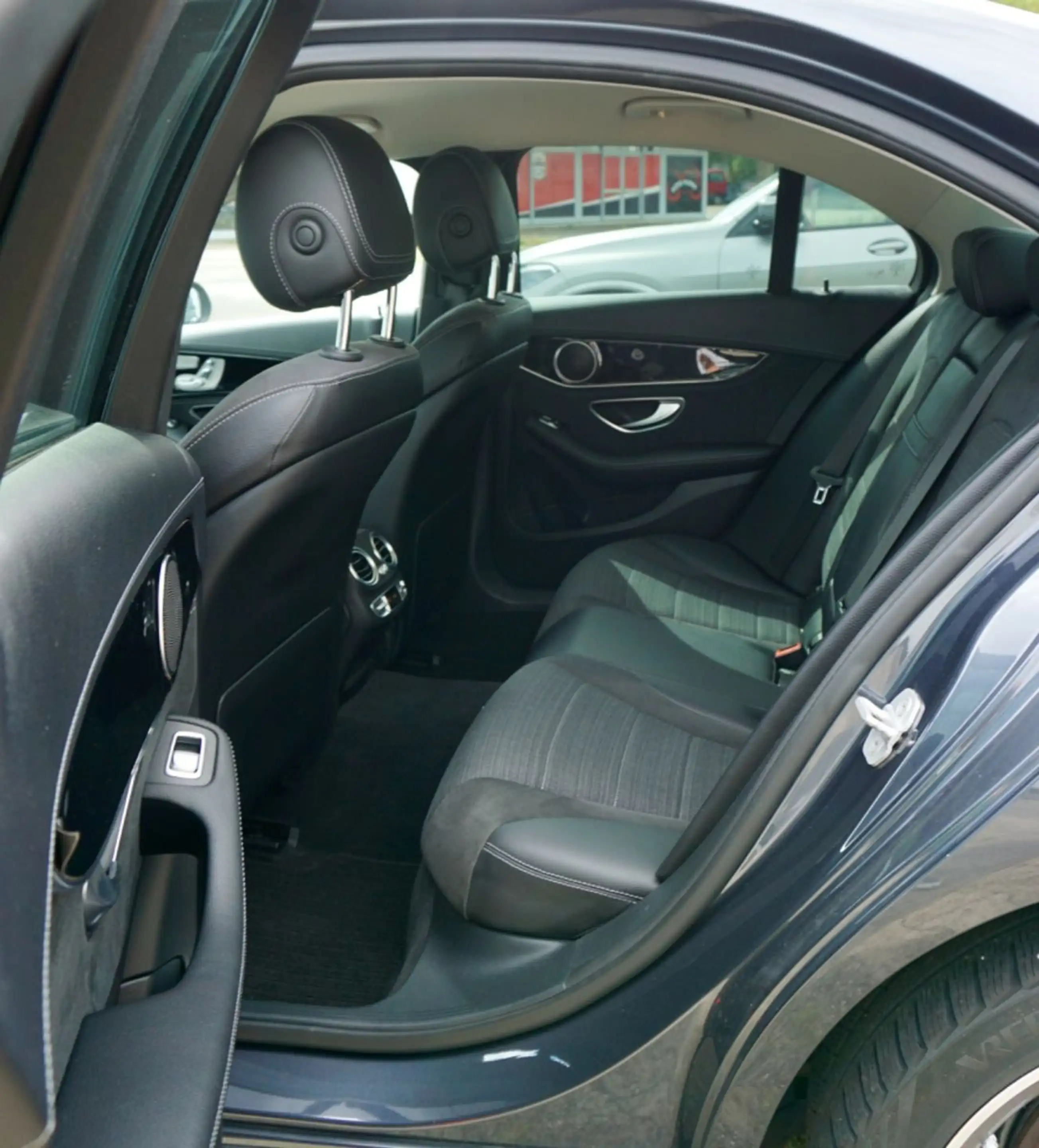 Mercedes-Benz C 400 4Matic "AMG Line" — photo 15