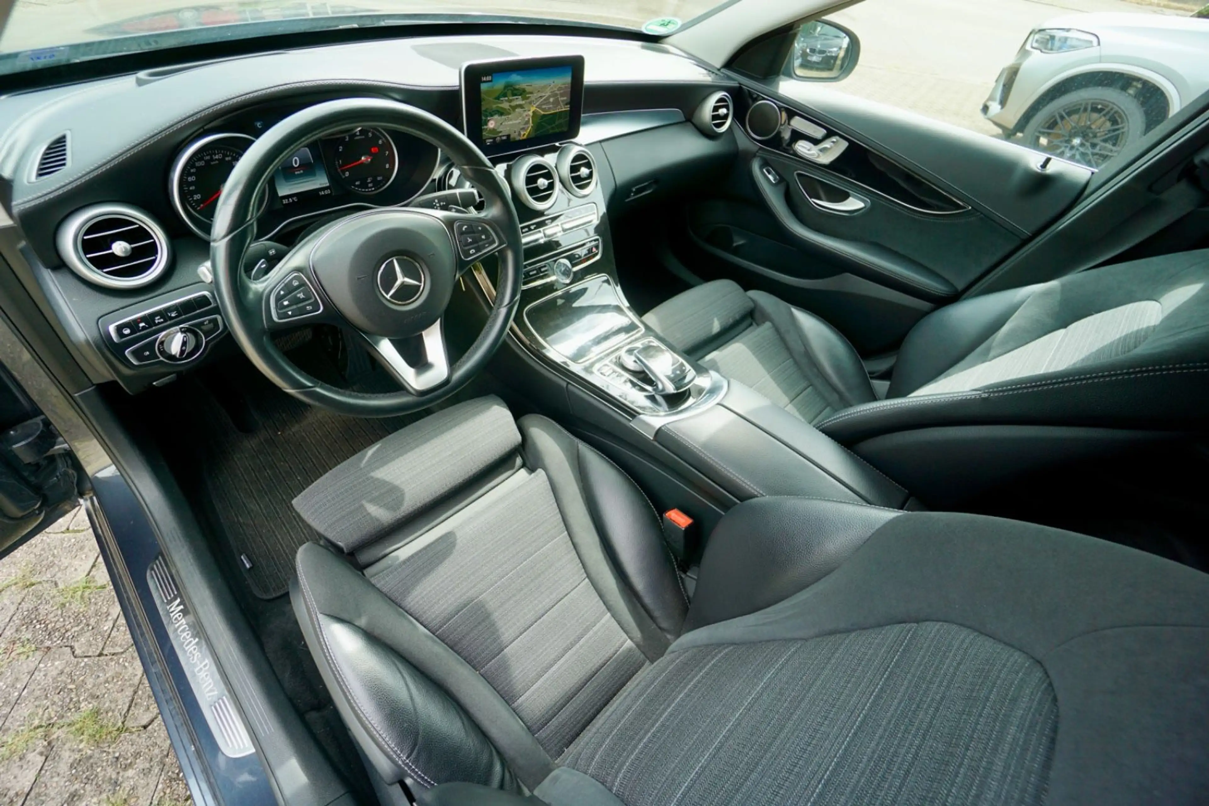 Mercedes-Benz C 400 4Matic "AMG Line" — photo 11