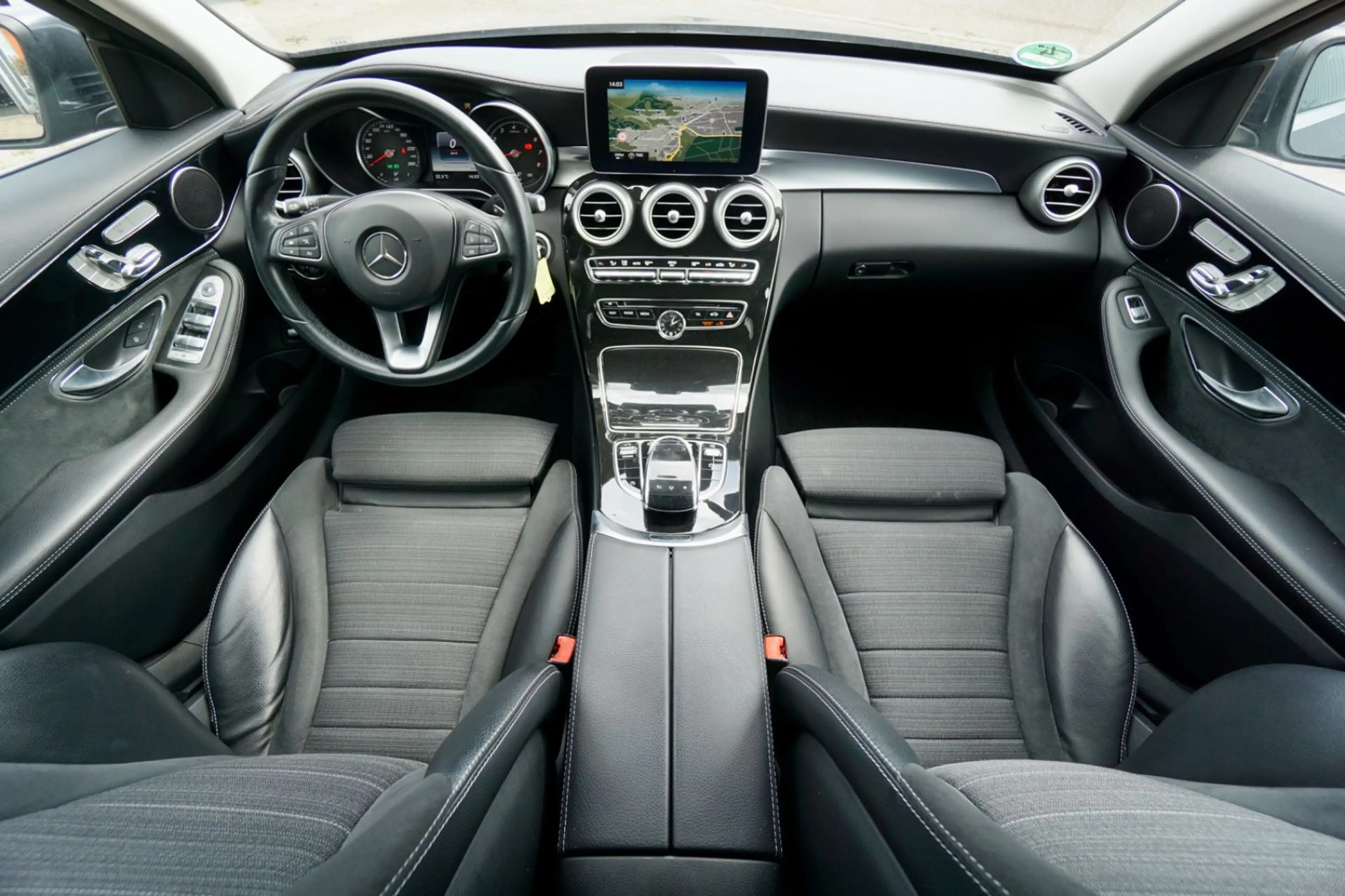 Mercedes-Benz C 400 4Matic "AMG Line" — photo 12