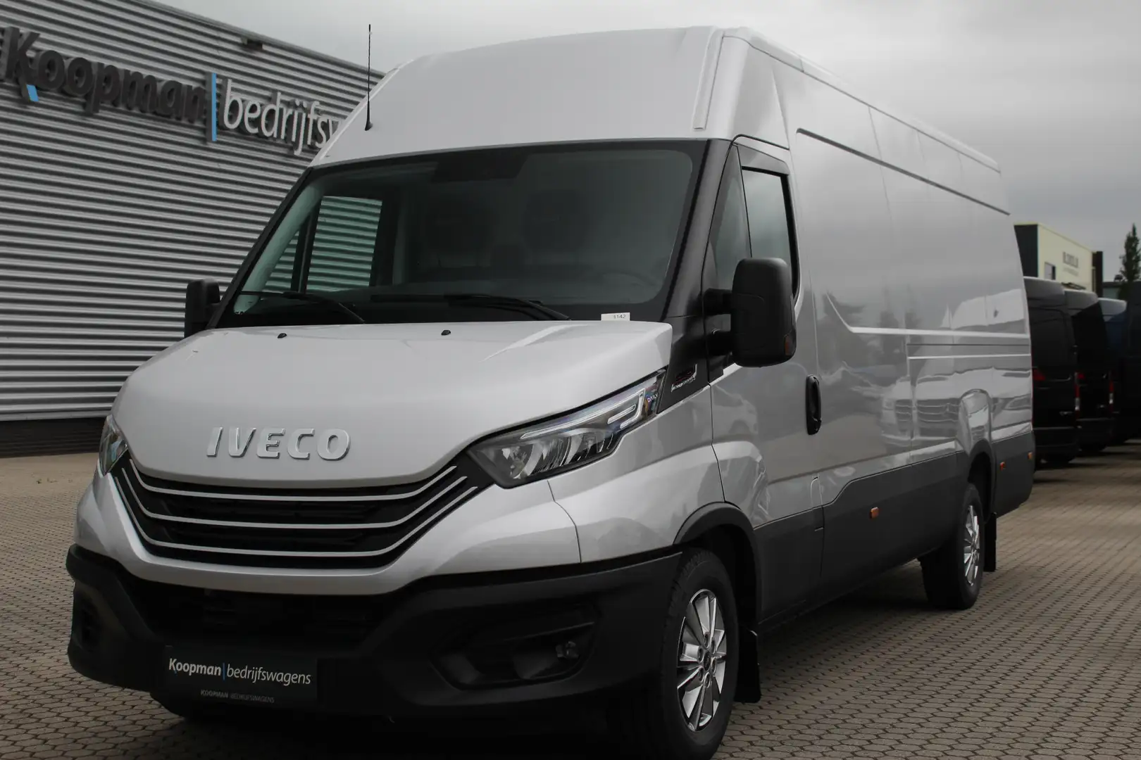 Iveco Daily 35S18A8 3.0 180pk L4H2 Automaat | Navi | Camera | Zilver - 2