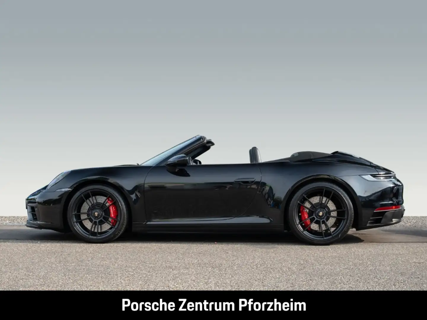 Porsche 992 (911) Carrera 4 GTS Cabriolet Schwarz - 2