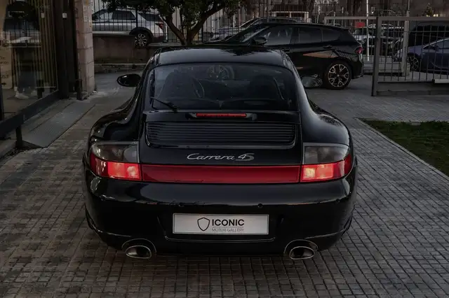 Porsche 911 view 6