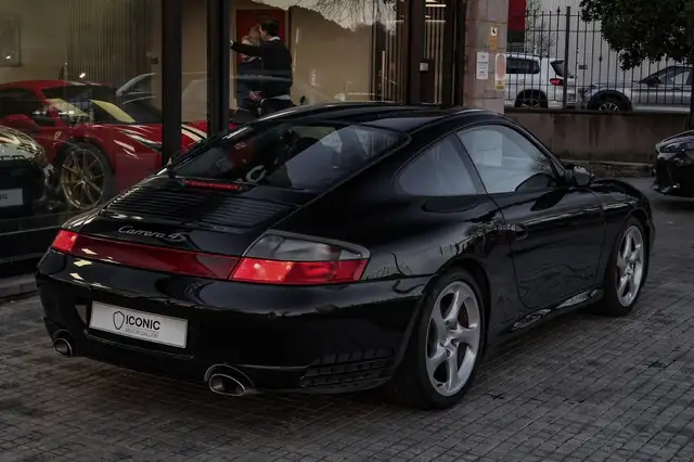 Porsche 911 view 5
