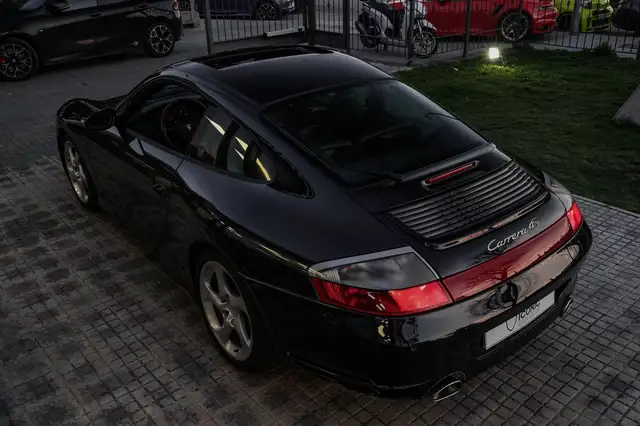 Porsche 911 view 8