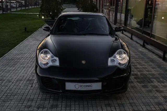 Porsche 911 view 3