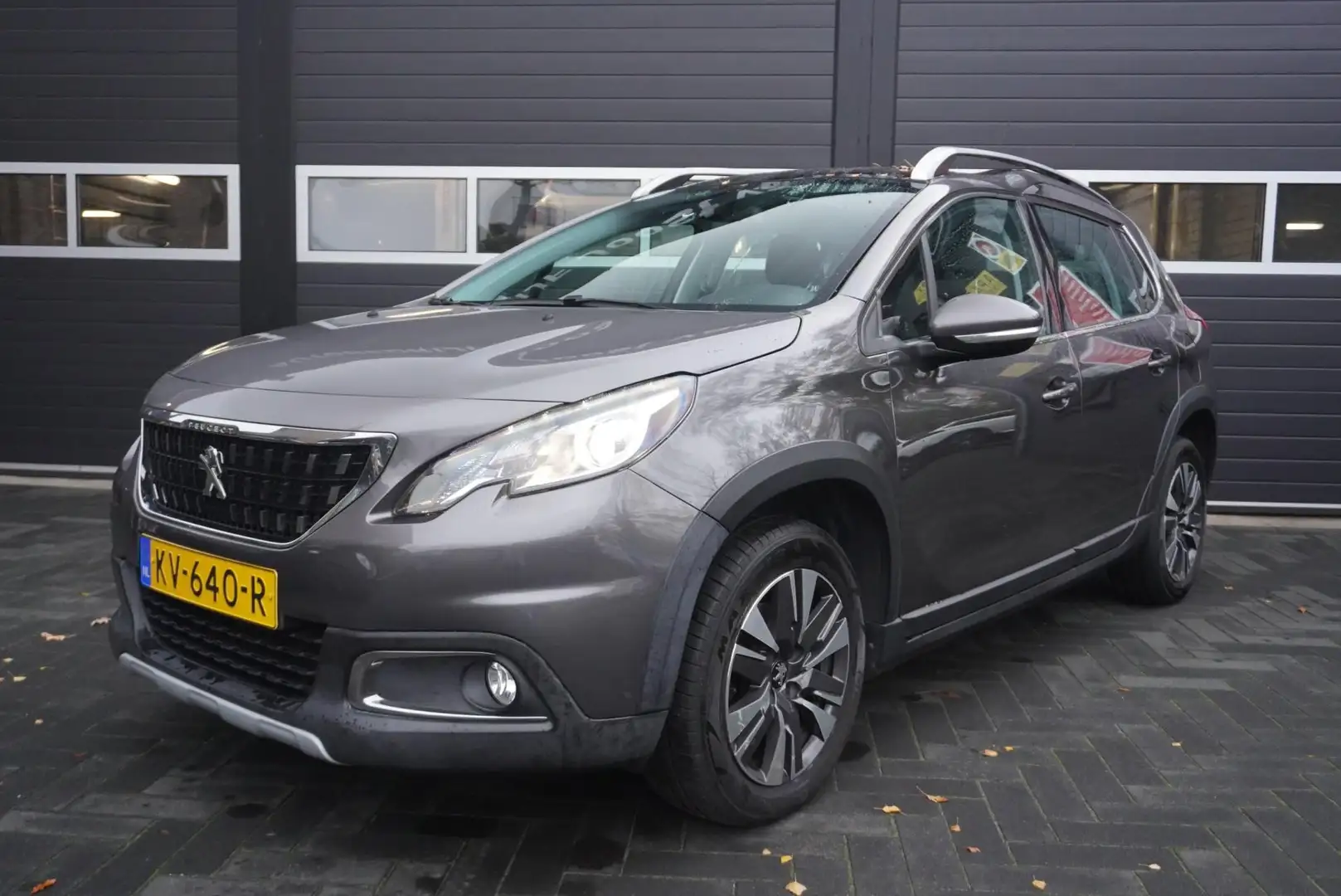 Peugeot 2008 1.2 PureTech Allure Aut/Pano.dak/Camera/Climate Co Grijs - 1