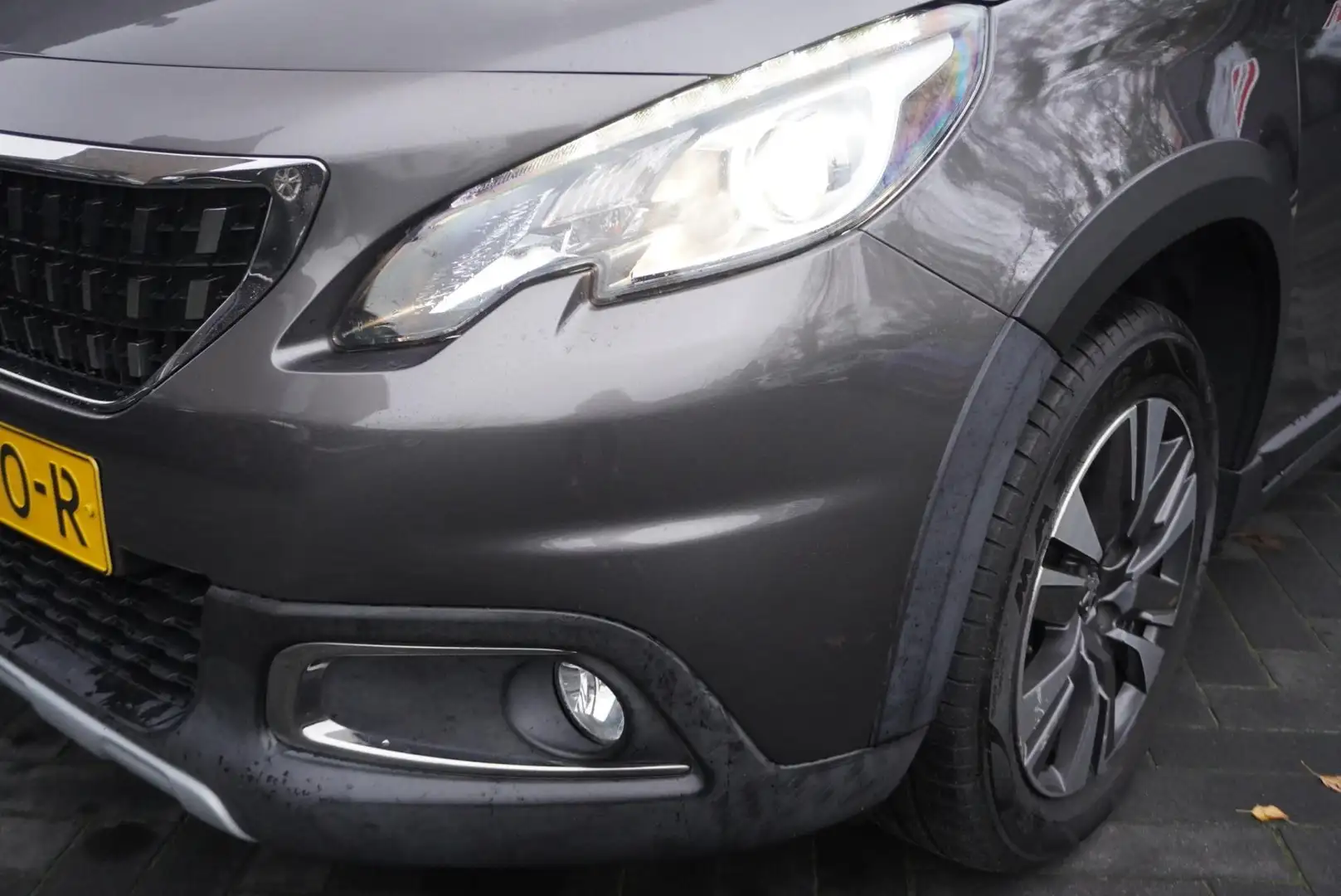 Peugeot 2008 1.2 PureTech Allure Aut/Pano.dak/Camera/Climate Co Grijs - 2