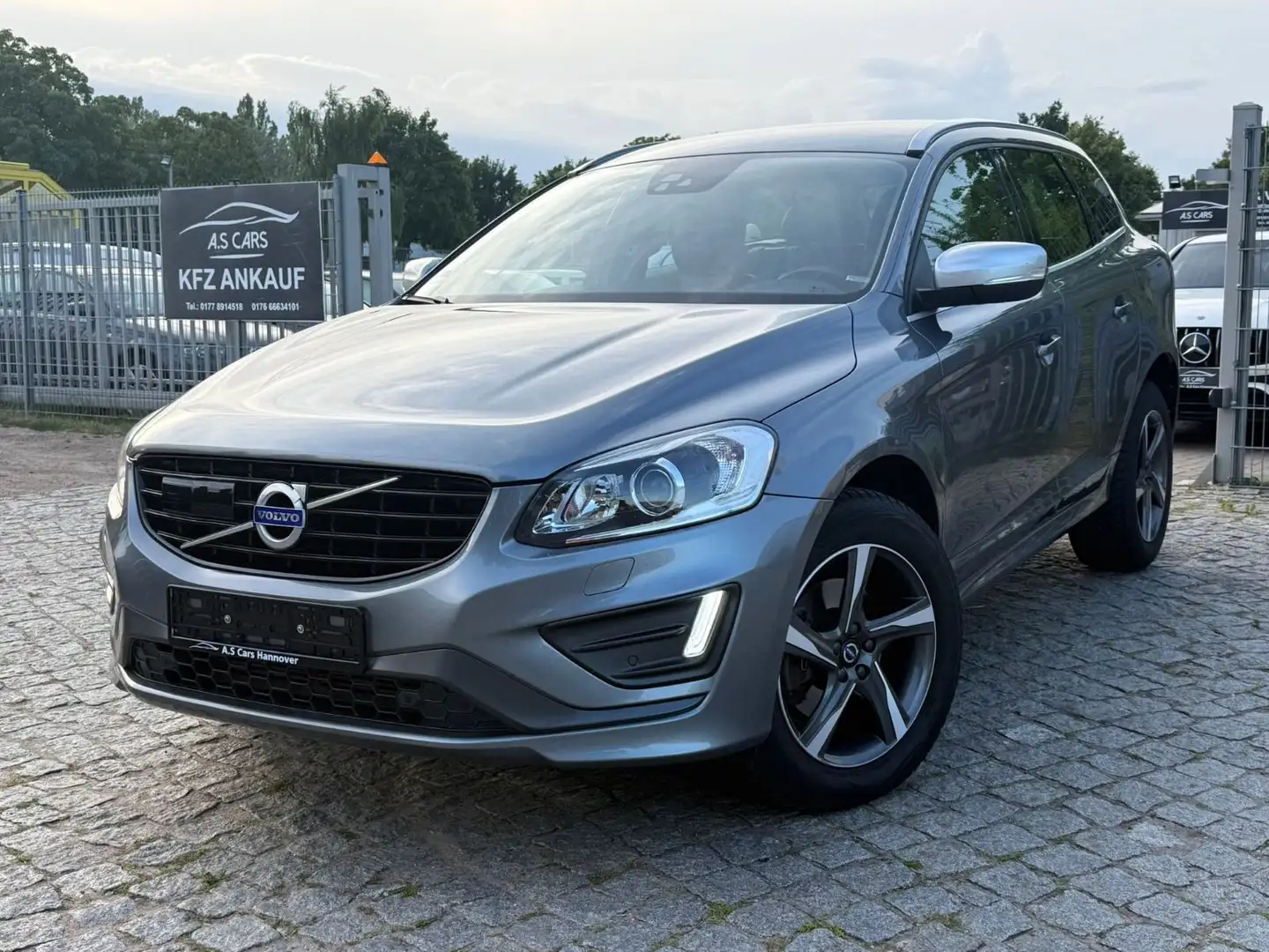 Volvo XC60 2.0 R-Design*Kamera*AHK*Navi*Euro6* Gris - 1