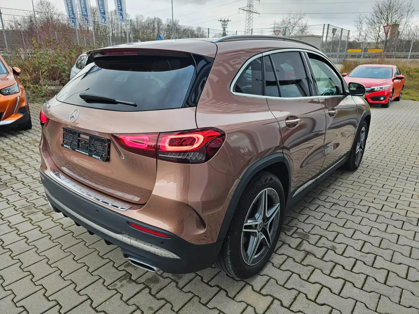 Mercedes-Benz GLA 200 AMG-Line 1332(cm³)RKamera PDC SZH LED Gold - 2