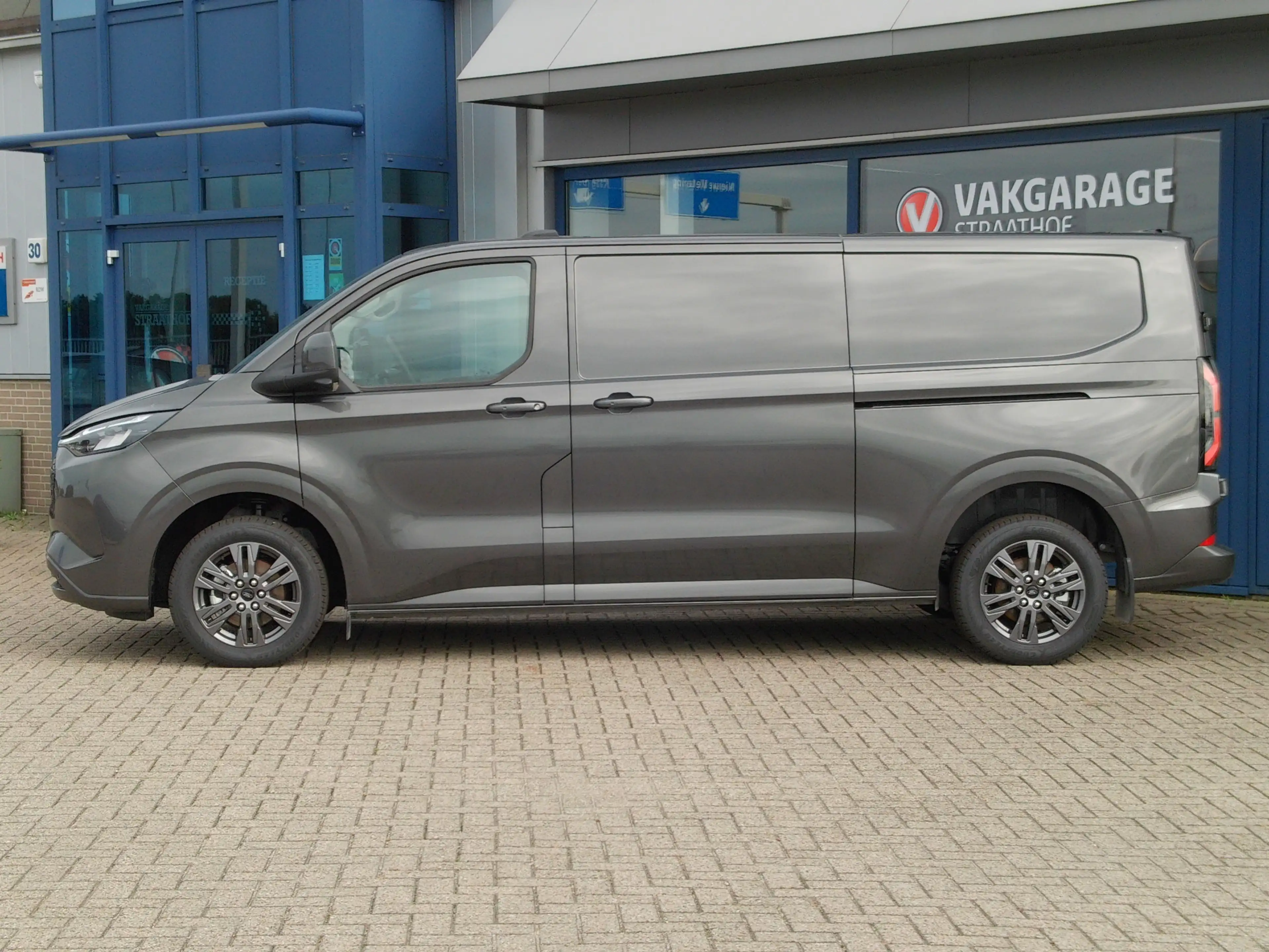 Ford E-Transit Cust. 340 L2H1 Limited 71 kWh, Trekhaak / Carplay — photo 3