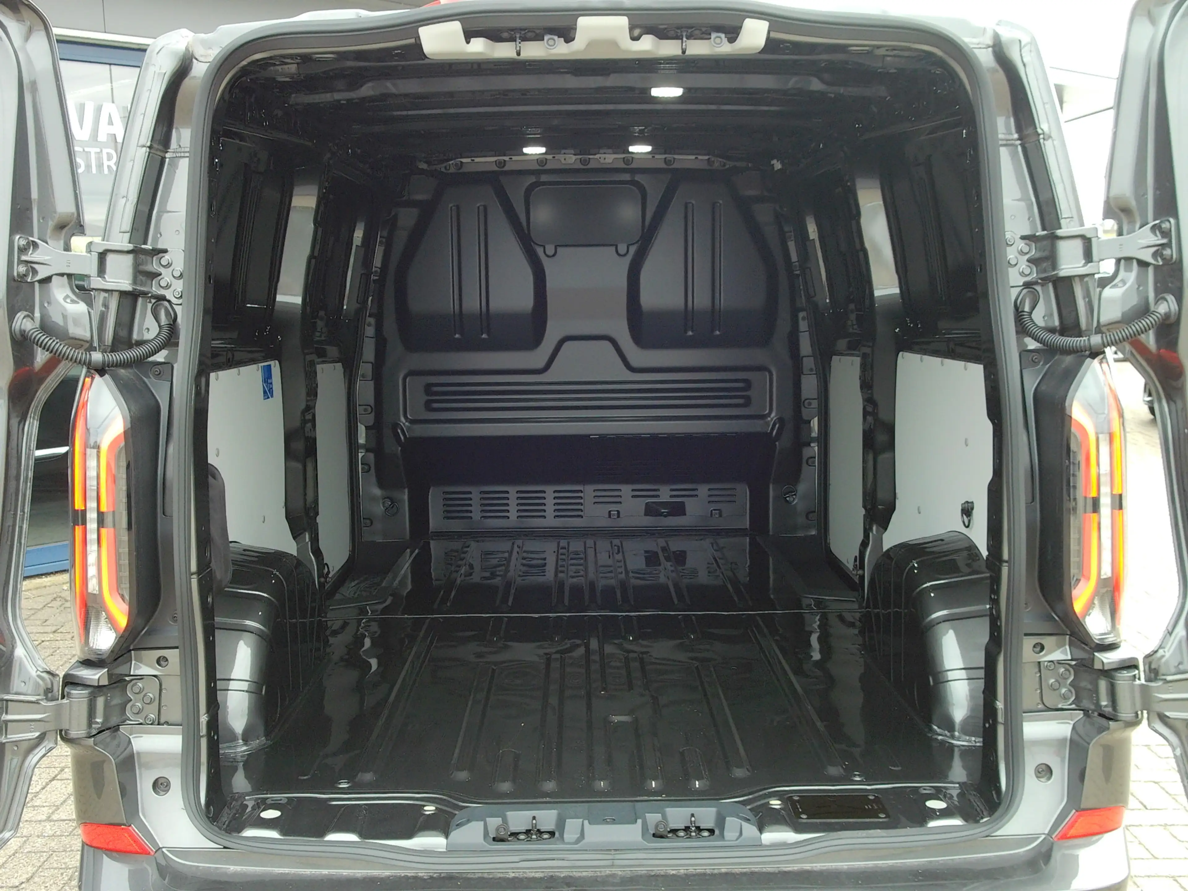 Ford E-Transit Cust. 340 L2H1 Limited 71 kWh, Trekhaak / Carplay — photo 20
