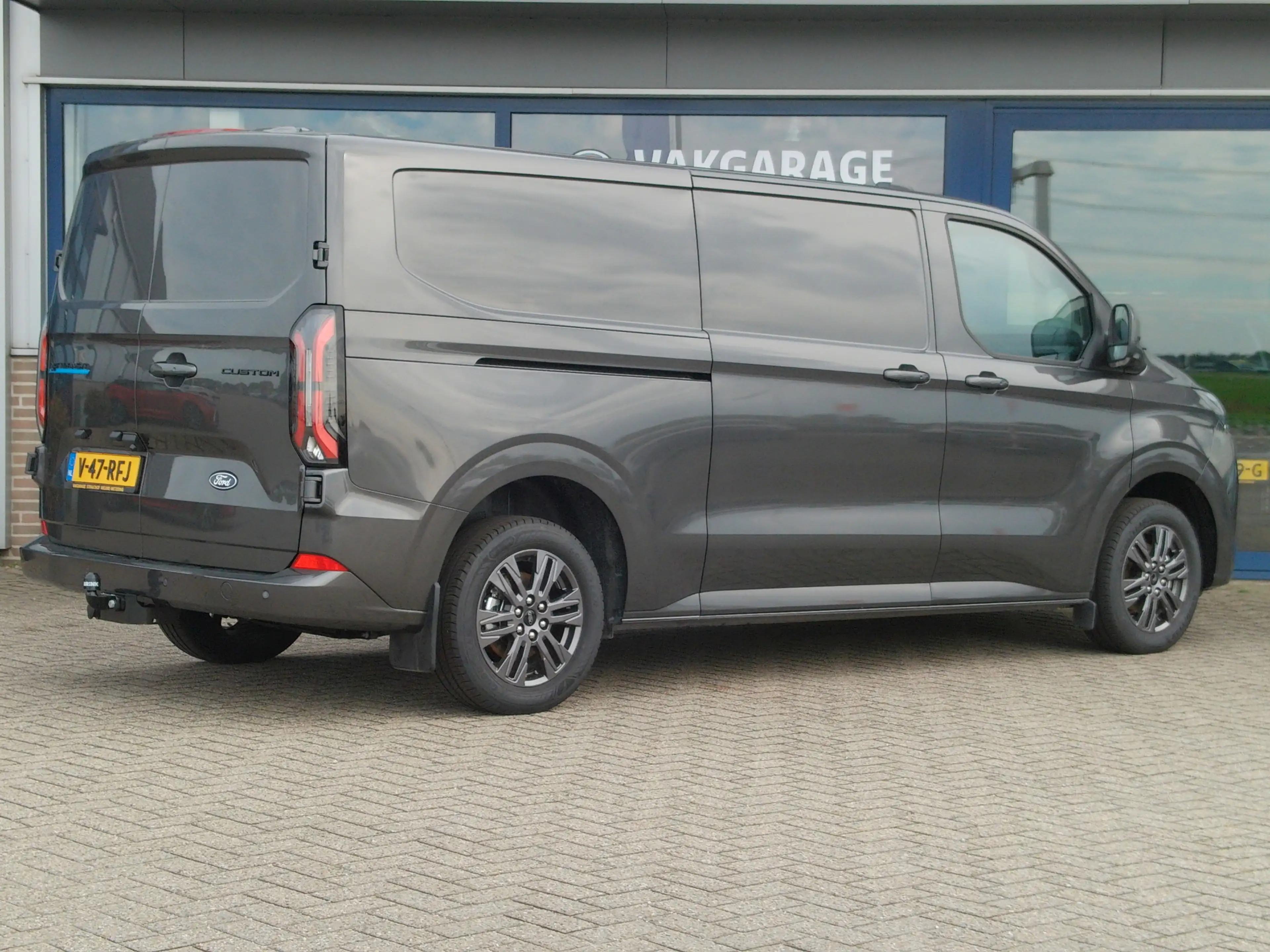Ford E-Transit Cust. 340 L2H1 Limited 71 kWh, Trekhaak / Carplay — photo 17