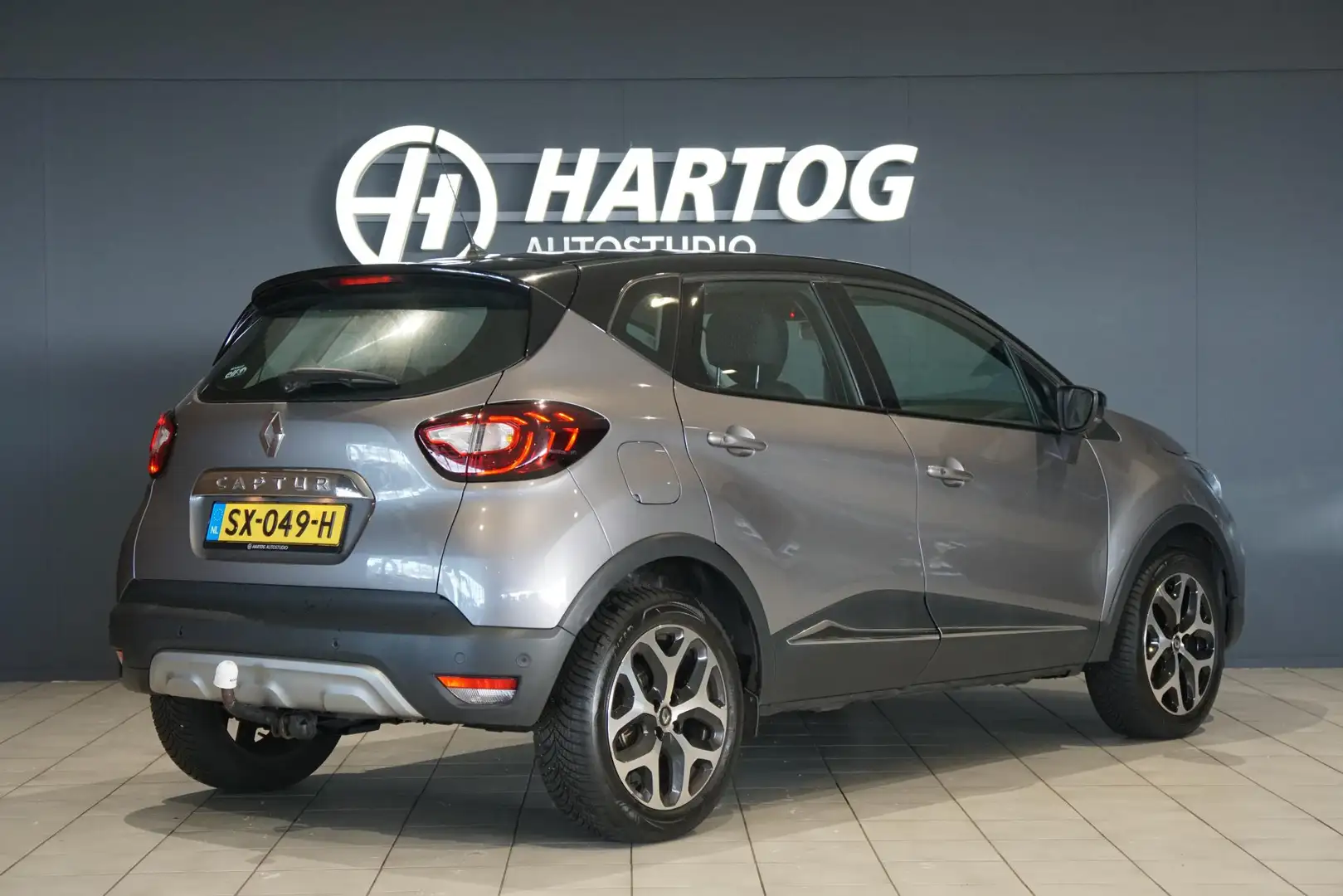 Renault Captur 0.9 TCe Intens + CAMERA / LED / TREKHAAK / NAVIGAT Grijs - 2