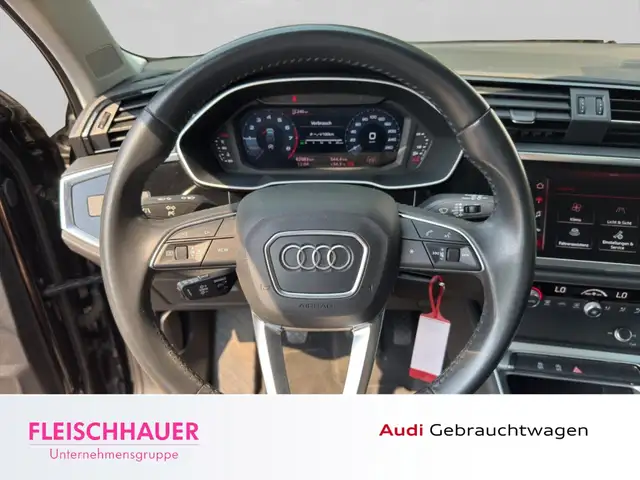 Audi Q3 view 11