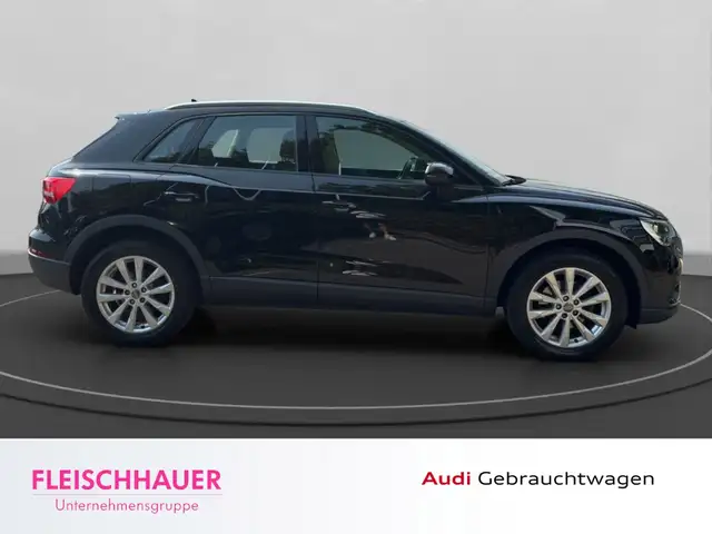 Audi Q3 view 8