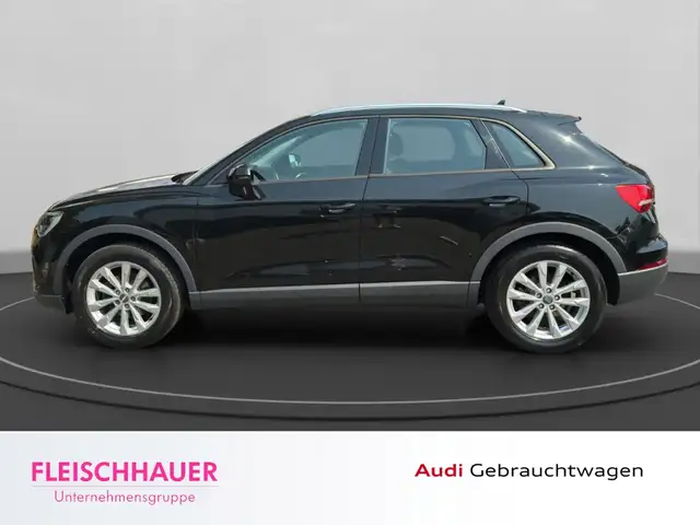 Audi Q3 view 3