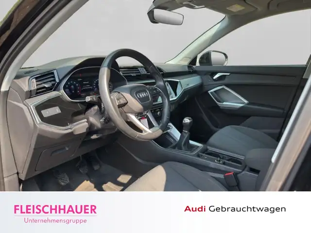 Audi Q3 view 10