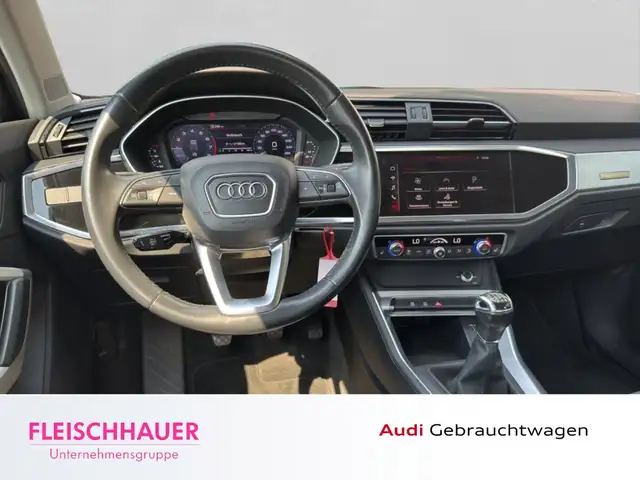 Audi Q3 view 15