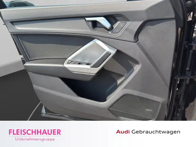 Audi Q3 view 13
