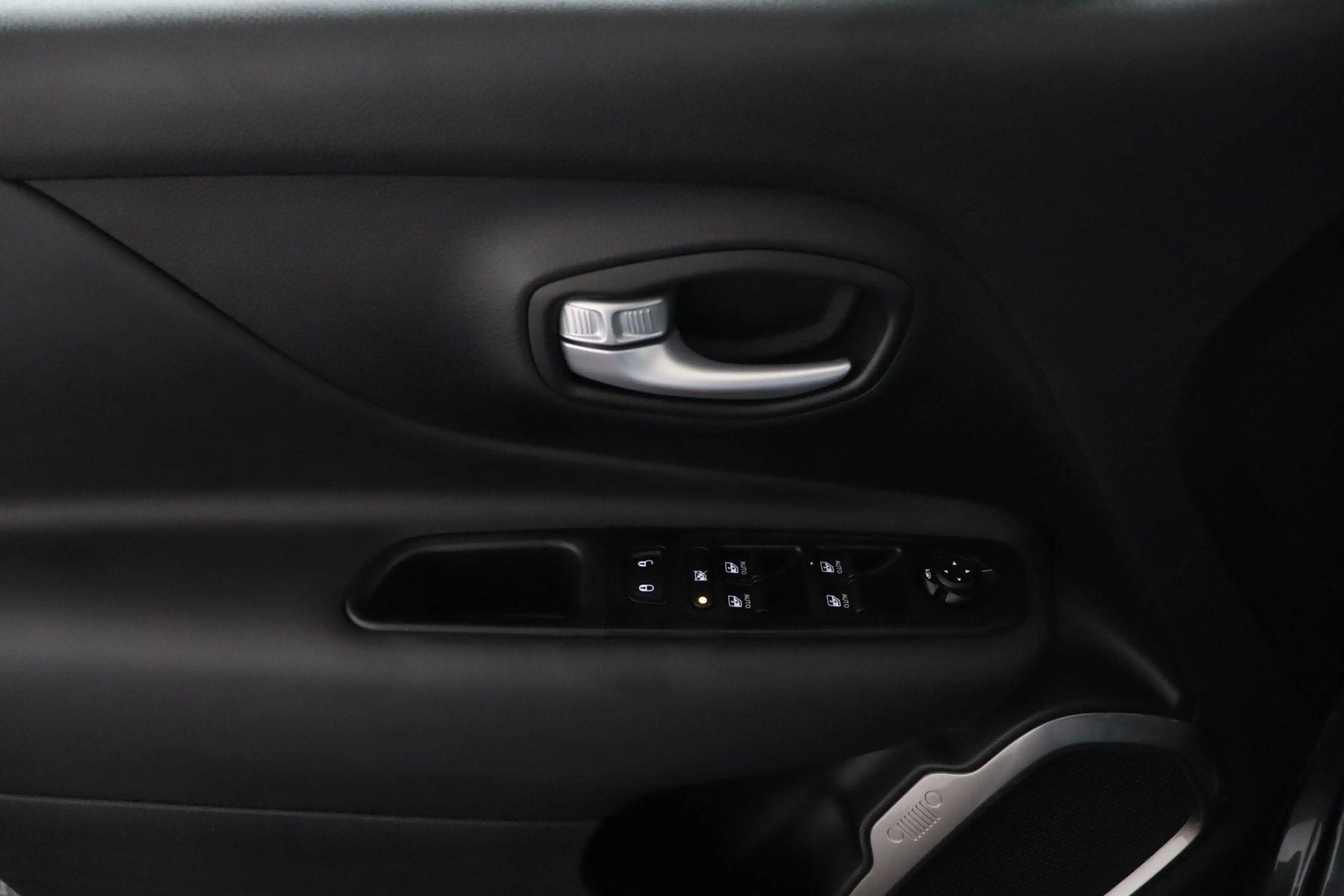 Jeep Renegade 1.5T e-Hybrid Longitude — photo 25