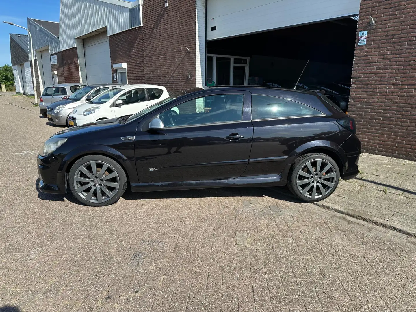 Opel Astra GTC 1.8 Edition OPC Pakket | Airco | Cruisecontrol Zwart - 2