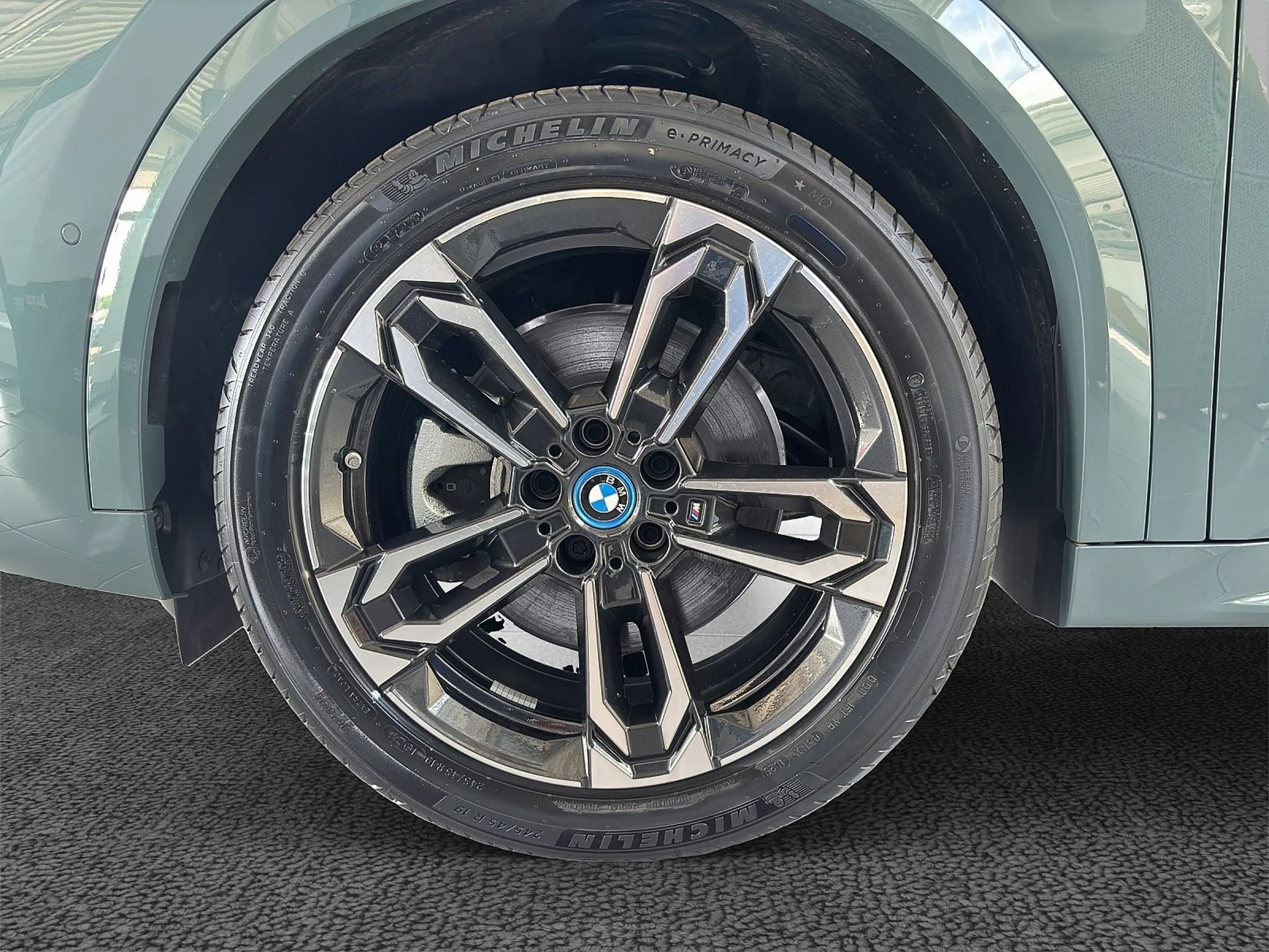 BMW iX2 xDrive30 — photo 10