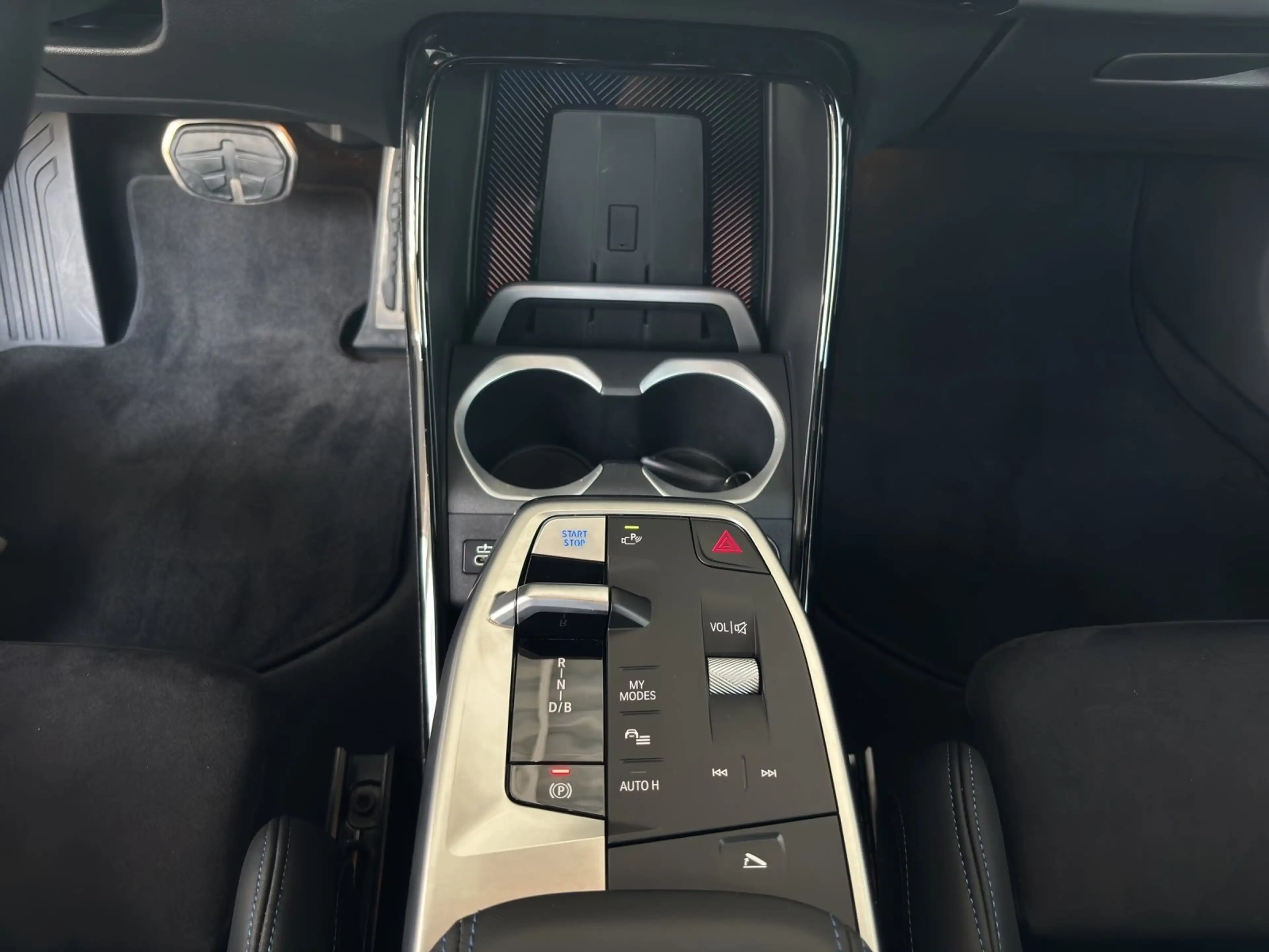 BMW iX2 xDrive30 — photo 15