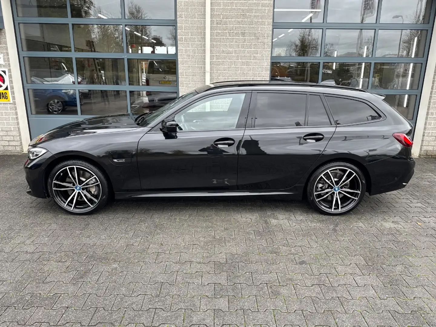 BMW 330 3-serie Touring 330e M-PAKKET Business Edition Plu Zwart - 2
