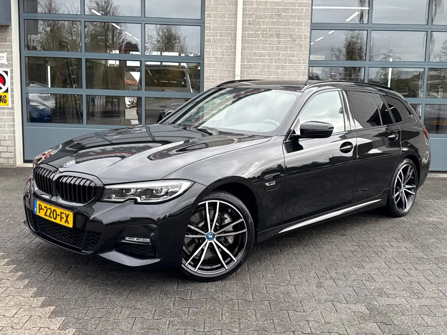 BMW 330 3-serie Touring 330e M-PAKKET Business Edition Plu Zwart - 1